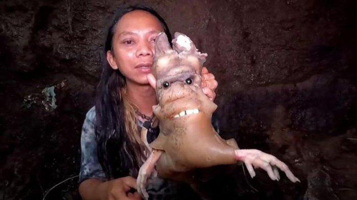 YouTuber Dede Inoen keracunan makan kotoran kuda, langsung dilarikan ke rumah sakit.