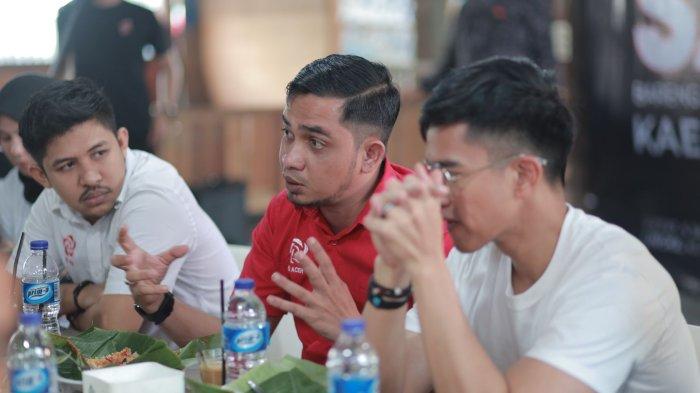 Ketua DPW Partai Solidaritas Indonesia (PSI) Aceh, Zulkarnaini alias Syeh Joel (baju merah)