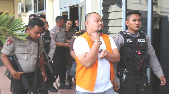 Abdullah, bos sabu-sabu seberat 78,1 kg keluar dari ruang sidang usai mengikuti sidang dengan agenda pembacaan putusan terhadap dirinya di Pengadilan Negeri Banda Aceh, Senin (21/12/2015). Abdullah divonis hukuman mati.