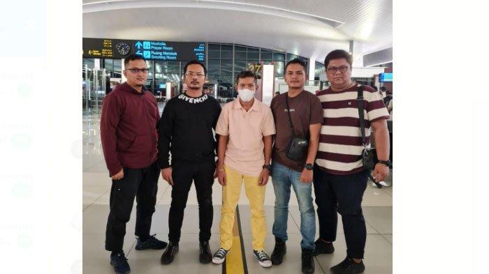 Pria yang kerap muncul di media sosial TikTok atas nama “Al_mukaram Abu Laot” tersebut kini dalam perjalanan dibawa ke Polda Aceh.
