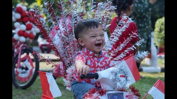 Anak dari Nikita Willy, Issa Xander Djokosoetono ikut meramaikan HUT Republik Indonesia (RI) dengan ikut berbagai lomba di lingkungan mereka.