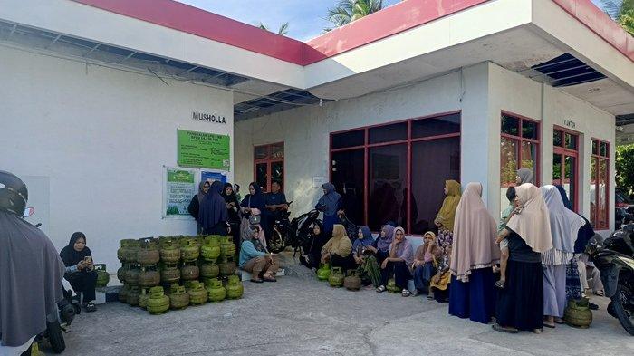 ANTRE GAS - Masyarakat antre gas 3 Kg di Pangkalan SPBU Bay Pass, Minggu (15/6/2025)
