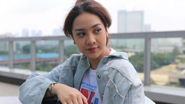 Anya Geraldine berpose saat media visit film Yowis Ben 2 di Menara Kompas, Palmerah, Jakarta Barat, Rabu (27/2/2019).