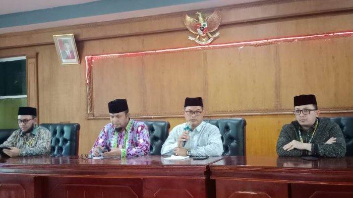 Dewan Hakim MTQ Ke-36 Aceh, Zahrol Fajri SAg MH (dua kanan), didampingi Ketua LPTQ Aceh, Prof Dr H Armiadi Musa MA (dua kiri), dan pejabat lainnya memberikan arahan kepada seluruh dewan hakim dalam orientasi di Gedung DPRK Simeulue, Minggu (26/11/2023) pagi