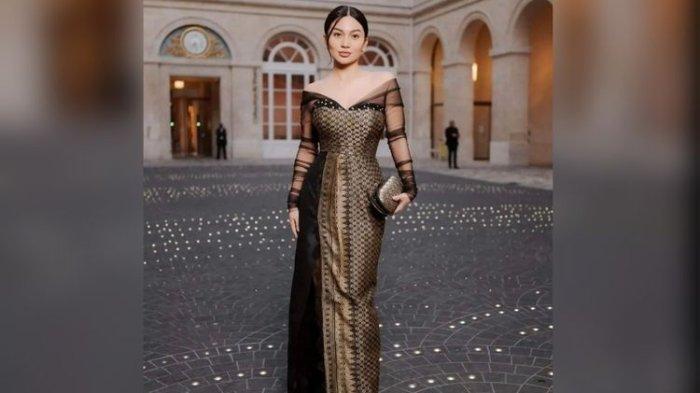 Ariel Tatum mengenakan gaun berbahan songket Aceh, hasil rancangan Didiet Maulana saat hadir di Paris Fashion Week.