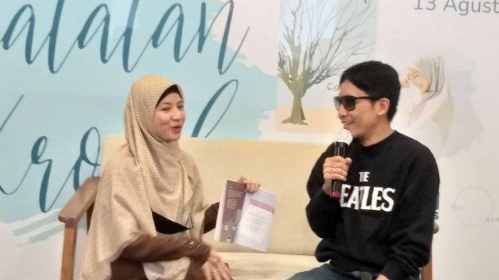 Artis Natasha Rizky didampingi suaminya, komedian Desta dalam jumpa pers peluncuran bukunya, Catatan Kronik di kawasan Gandaria, Jakarta Selatan, Sabtu (13/8/2022).