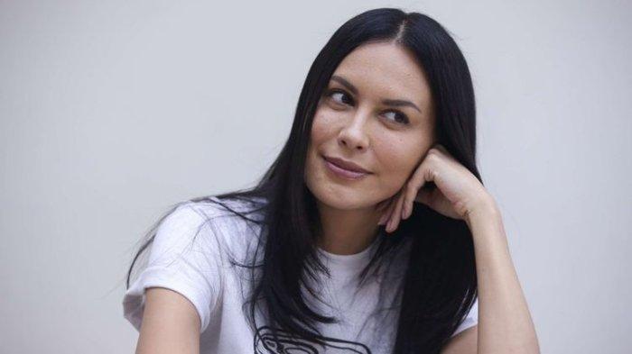Artis peran Sophia Latjuba.