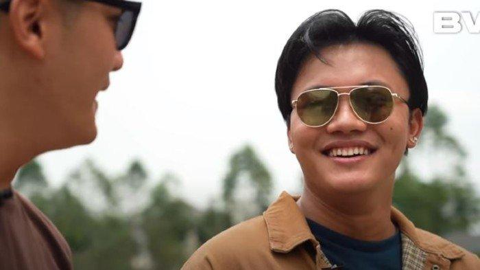 Boy William bertanya kapan ciuman pertama yang dilakukan Rizky Febian, blak-blakan ia mengakui jika ia telah melakukannya sejak masih duduk di bangku Sekolah Dasar (SD).