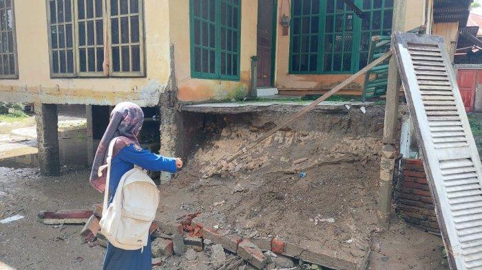 Kondisi teras rumah warga yang rusak akibat terkikis air dampak dari banjir luapan di Gampong Lampakuk, Kecamatan Kuta Cot Glie, Aceh Besar, Selasa (31/12/2024)