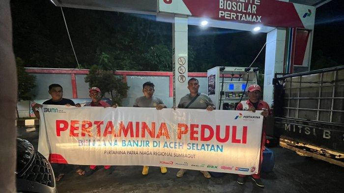 Pertamina menyerahkan bantuan BBM Dexlite untuk banjir di kawasan Aceh Selatan, 1000 liter BBM Dexlite itu dipergunakan untuk alat berat pembersih material longsor