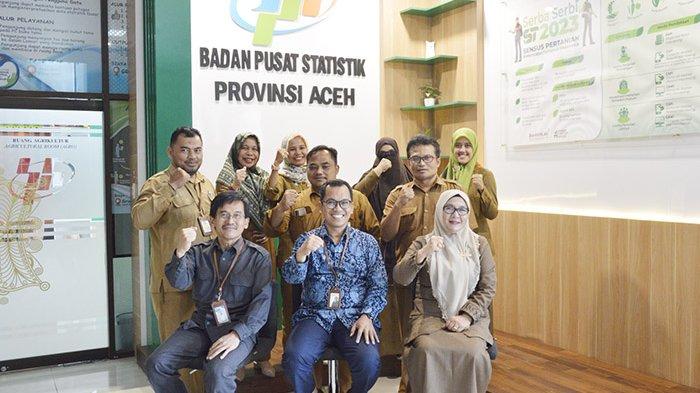 Kepala BKKBN Aceh Safrina Salim, SKM M.Kes bersama jajaran melakukan kunjungan dan beraudensi ke Badan Pusat Statistik (BPS) Aceh. Rombongan diterima langsung oleh Kepala BPS Provinsi Aceh, Dr. Ahmadriswan Nasution S.Si, M.T di Aula Kantor BPS Aceh, Kuta Alam, Senin (16/10/2023).