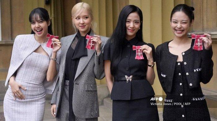 Para member BLACKPINK (dari kiri) Lalisa Manoban, Roseanne Park, Jisoo Kim, and Jennie Kim menunjukkan medali penghargaan kehormatan MBE (Member of the Order of the British Empire) yang diberikan di Istana Buckingham Palace, London, Inggris, pada 22 November 2023.