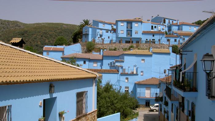 Sebuah desa di Juzcar, Andalucia sebelah selatan Spanyol yang rumahnya berwarna biru.