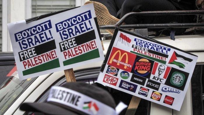 Para pengunjuk rasa membawa plakat yang menyerukan boikot terhadap produk dan perusahaan pro-Israel saat aksi unjuk rasa solidaritas terhadap rakyat Palestina di Yogyakarta pada 11 November 2023. Imbas sejumlah negara kompak melakukan aksi boikot pada Starbucks hingga perusahaan tersebu merugi 12 miliar dolar AS atau sekitar Rp 186 triliun.