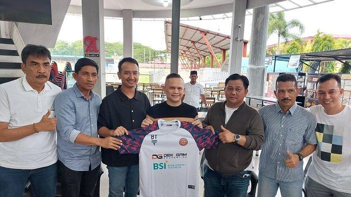 Presiden Persiraja, Nazaruddin Dekgam yang didampingi Manajer Ridha ‘Gidong’ Mafdhul memperkenalkan Budiardjo Thalib sebagai pelatih baru Persiraja, Sabtu (1/7/2023), di Costa Coffee, Kompleks Stadion H Dimurthala Lampineung, Banda Aceh.