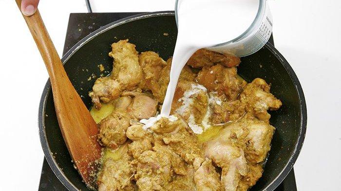 Opor ayam menjadi sajian lezat di Hari Raya Idul Adha.