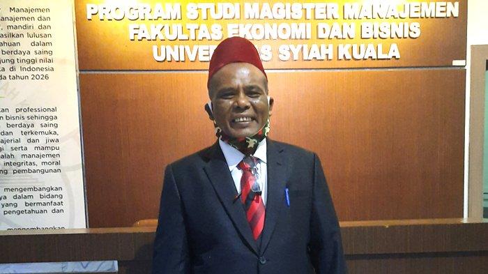 Bupati Pidie, Roni Ahmad atau Abusyik setelah sidang komprehensif di Program Studi Magister Manajemen Fakultas Ekonomi dan Bisnis Universitas Syiah Kuala (USK), Banda Aceh, Sabtu (24/4/2021).