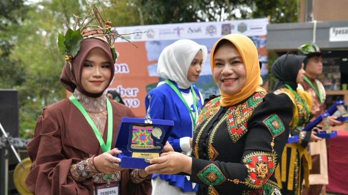 Pj. Ketua Dekranasda Aceh Hj. Safriati, S.Si, M.Si didampingi Pj. DWP Aceh, Sukmawati dan Kadistanbun Aceh, Cut Huzaimah Menyampaikan Sambutan Sekaligus melakukan Penanaman Pohon serta penyerahan Juara Lomba pada kegiatan Lut Tawar Fashion Show Desember Kopi Gayo di Burtelege, Takengon, Aceh Tengah, Sabtu, 30/11/2024.