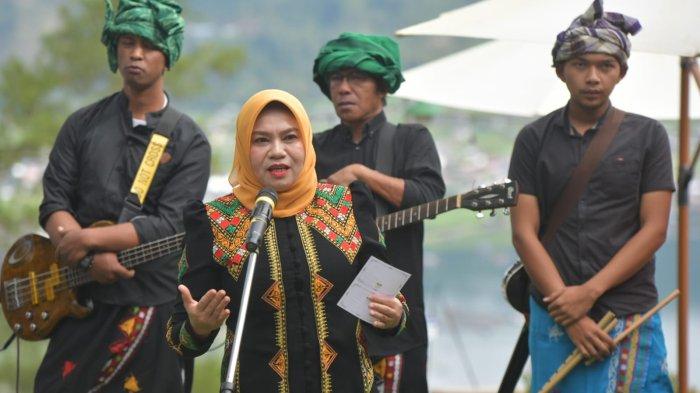 Pj. Ketua Dekranasda Aceh Hj. Safriati, S.Si, M.Si didampingi Pj. DWP Aceh, Sukmawati dan Kadistanbun Aceh, Cut Huzaimah Menyampaikan Sambutan Sekaligus melakukan Penanaman Pohon serta penyerahan Juara Lomba pada kegiatan Lut Tawar Fashion Show Desember Kopi Gayo di Burtelege, Takengon, Aceh Tengah, Sabtu, 30/11/2024.