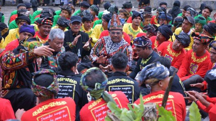 Kala Pj Gubernur Safrizal Larut dalam Hentakan Didong Gayo di Tengah Hujan
