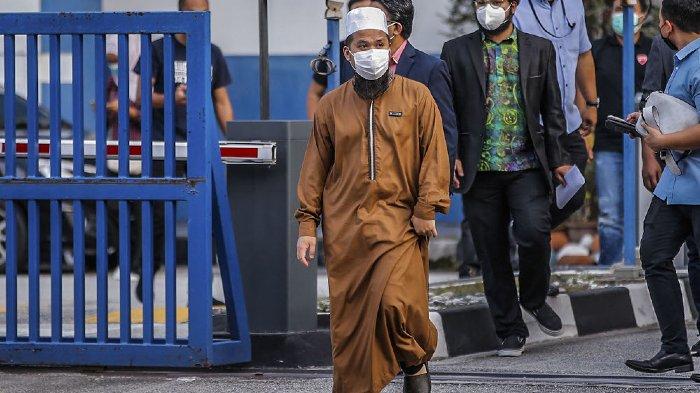 Dai kondang Malaysia, Ebit Lew saat keluar dari kantor kepolisian Malaysia