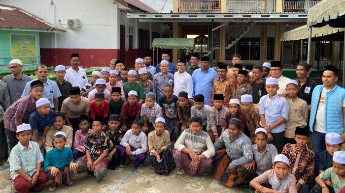 Calon Wakil Gubernur Aceh, H. Fadhlullah atau yang lebih dikenal dengan sebutan Dek Fadh bersama H. Sudirman Haji Uma Anggota DPD RI dan rombongan melakukan takziah ke rumah almarhum ulama kharismatik Aceh, Tgk Ishak Bin Ahmad atau lebih dikenal sebagai Abu Lamkawe, Rabu, 6 November 2024.