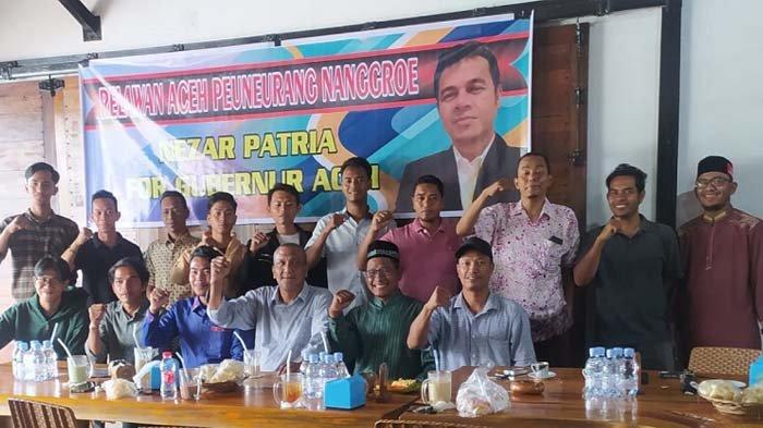 Sejumlah warga Aceh yang tergabung dalam Relawan Aceh Peuneurang Nanggroe mendeklarasikan Nezar Patria sebagai Calon Gubernur Aceh dalam Pilkada tahun 2024. Kegiatan Deklarasi tersebut berlangsung di Kota Langsa, Aceh, Sabtu (2/9/2023)