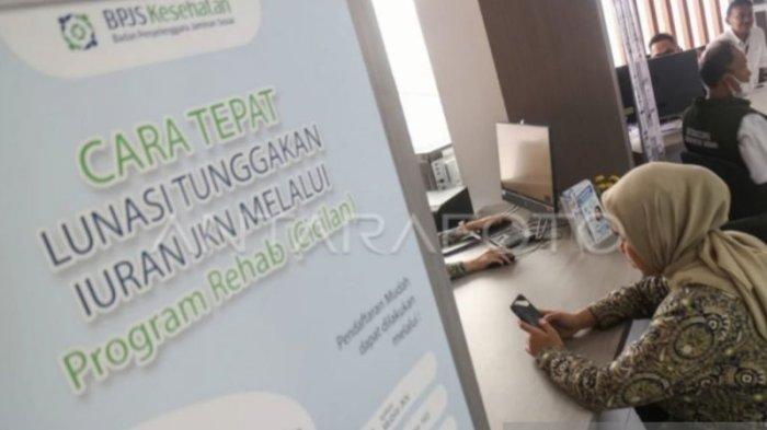 Petugas melayani warga di tenant BPJS Kesehatan, Mal Pelayanan Publik, Cibinong, Kabupaten Bogor, Jawa Barat, Rabu (22/5/2024). Kementerian kesehatan akan melakukan penyesuaian nominal iuran BPJS Kesehatan menuju pemberlakuan Kelas Rawat Inap Standar (KRIS) tahun depan, dan iuran itu akan disederhanakan dengan penerapan secara bertahap.