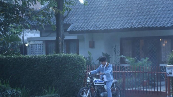 Iqbaal CJR di lokasi syuting film Dilan 1990, di daerah Cibeunying, Bandung, Jawa Barat, Rabu (26/7/2017).