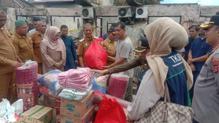 SALURKAN BANTUAN - Pj Wali Kota Banda Aceh, Ade Surya bersama unsur Forkopimda menyalurkan bantuan untuk korban kebakaran.