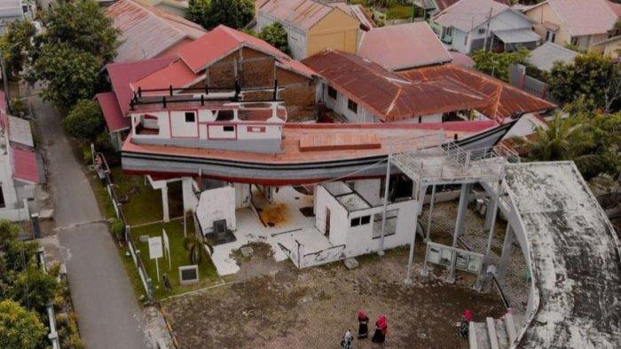 Kapal di Atas Rumah