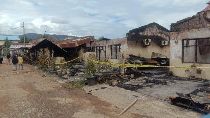 TINGGAL PUING - Kondisi bangunan Asrama Polisi Lamteumen Barat yang terbakar hanya tinggal puing.