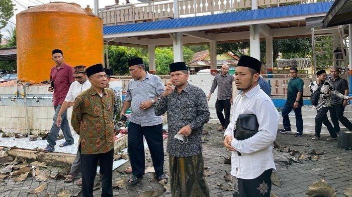 Ketua PWNU Aceh, Tgk H Faisal Ali MPd dan didampingi oleh Pengurus PWNU dan Lazisnu Aceh saat mengunjungi sekaligus menyerahkan donasi kebakaran dayah kepada pimpinan Dayah Babul Maqfirah Tgk H Masrul Aidi Lc, Minggu (28/1/2024).
