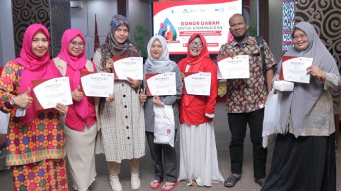 Peserta door darah menerima sertifikat usai mendonorkan darahnya. Kegiatan donor darah berlangsung di Plenary Hall UUI, Banda Aceh, Selasa (13/8/2024).