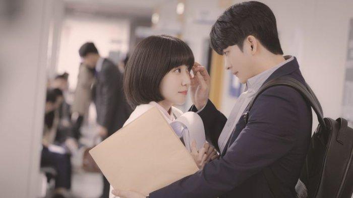 Woo Young Woo (kiri), diperankan oleh aktris Park Eun Bin, dalam sebuah adegan dengan Lee Joon Ho (Kang Tae Oh) di drama Extraordinary Attorney Woo.