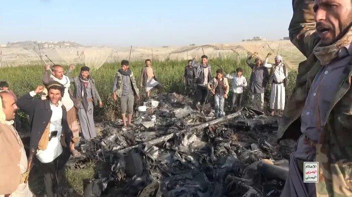 Orang-orang berkumpul di sekitar reruntuhan pesawat tanpa awak (drone) MQ-9 milik AS yang menurut kelompok Houthi Yaman telah mereka jatuhkan di provinsi Dhamar, Yaman.