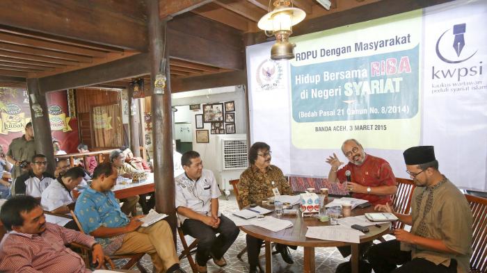 DISKUSI PUBLIK - Dokumen yang merekam sebuah momen diskusi di warung kopi Rumoh Aceh Kupi Luwak, Jeulingke, Banda Aceh, Selasa (3/3/2017). Kedai kopi telah lama berperan sebagai ruang publik di Aceh, jauh sebelum orang-orang mengenal media sosial sebagai ruang publik.
