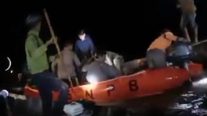 JENAZAH KORBAN BUAYA - Proses evakuasi jenazah Sawiyah, warga Rantau Gedang, Kecamatan Singkil, Kabupaten Aceh Singkil, yang ditemukan meninggal diterkam buaya di sungai, Minggu (9/2/2025) sekitar pukul 01.30 WIB dini hari.