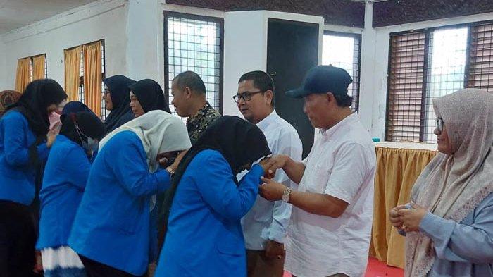 Rektor Unigha Sigli Prof Dr Bansu I Ansari MP didampingi Wakil Rektor, Dr Rahmi Agustina SSi MPd dan pejabat rektorat lainnya memberikan ucapan selamat kepada mahasiswa setempat setelah mengikuti acara pelepasan untuk belajar ke Universiti Malaysia Terengganu, Rabu (16/8/2023)