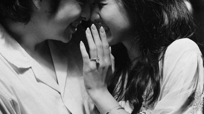oto-foto dalam postingan yang sama menunjukkan Shenina pamer cincin berlian yang bersinar sebesar harapan orang tua.