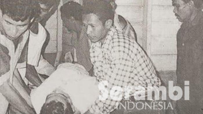 TRAGEDI ARAKUNDO - Tragedi itu merupakan sebuah peristiwa pembantaian sipil yang terjadi tanggal 3 Februari 1999 di Idi Cut, Aceh Timur, saat dulu Aceh masih konflik.
FOTO Dokumentasi Koran Serambi Indonesia - ANGKAT MAYAT- Warga Desa Blang Nie, Arakundoe mengangkat jenazah Irwan bin Matsyah (24) penduduk Desa Jambo Bale-1 Kecamatan Julok yang tewas dalam tragedi Idi Cut untuk dikafani. Inset tokoh masyarakat menshalatkan jenazah Saleh, sebelum diserahkan kepada keluarganya.