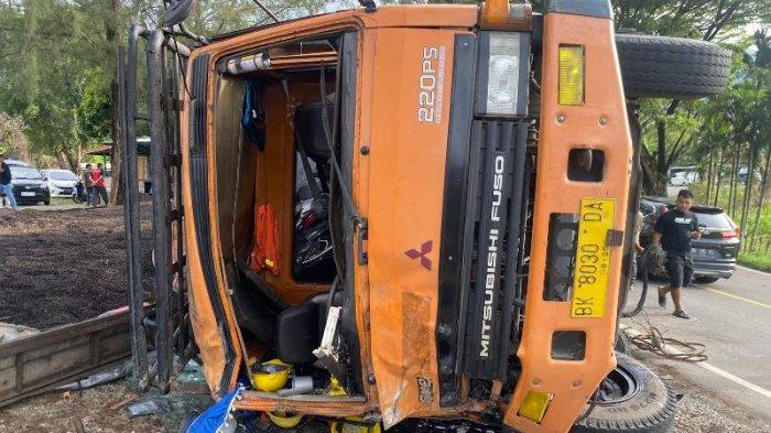 Truk tronton Fuso terbalik setelah bertabrakan dengan Toyota Hiace dan sepeda motor Scopy, di Jalan Banda Aceh-Medan di kaki Seulawah di Km 77 Gampong Simpang Beutong, Kecamatan Muara Tiga, Pidie, Selasa (31/12/2024).