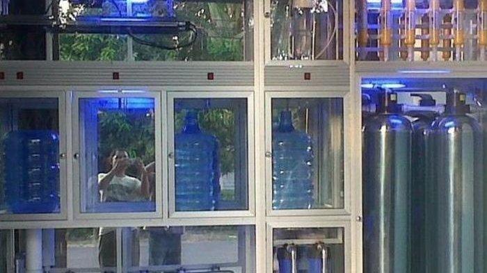 Hanya di Indonesia air galon bebas di isi ulang. Padahal risikonya mengerikan.