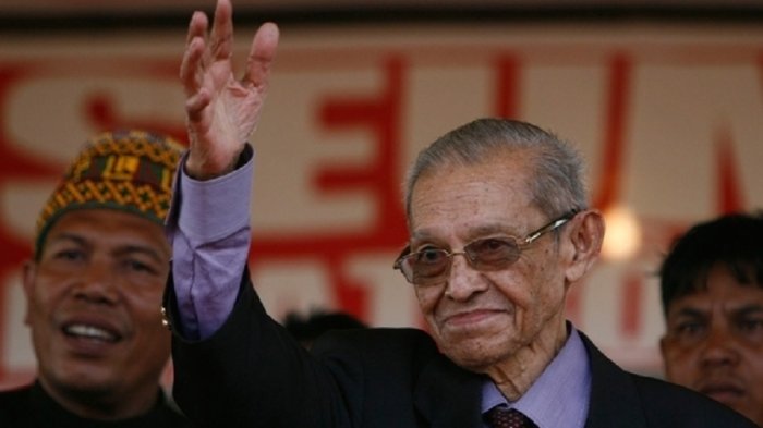 Wali Nanggroe Tgk Hasan Muhammad Di Tiro atau Hasan Tiro menyapa massa yang memadati Alun-alun Kota Sigli, Pidie, Selasa (14/10/2008).