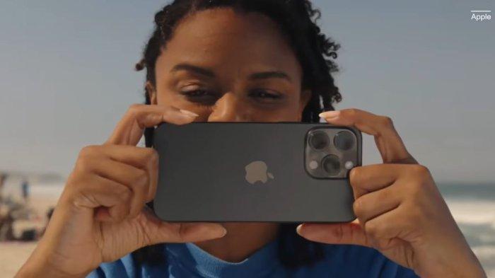 iPhone 15 Pro Max punya desain Titanium yang tampak mewah. (apple.com)