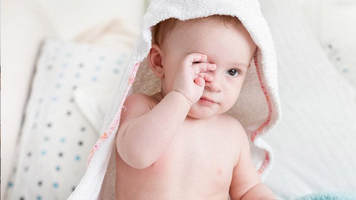 Ilustrasi Bayi Mengucek Mata