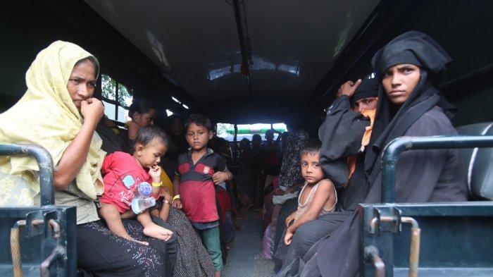 Sejumlah imigran etnis Rohingya di Kota Banda Aceh, Provinsi Aceh, Senin (11/12/2023).