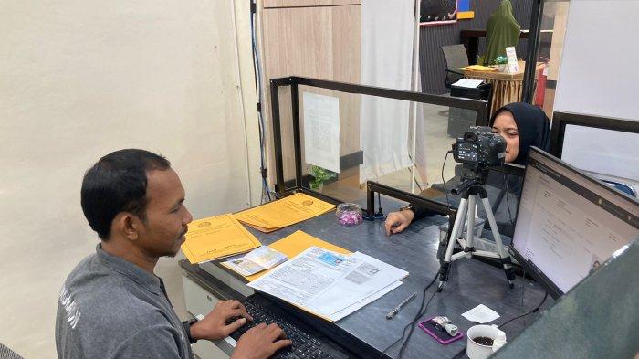 Kantor Imigrasi Kelas II TPI Lhokseumawe hari ini berikan layanan Paspor Simpatik, sebuah inisiatif yang bertujuan untuk mempermudah akses masyarakat dalam mendapatkan paspor, Sabtu (28/9/2024).