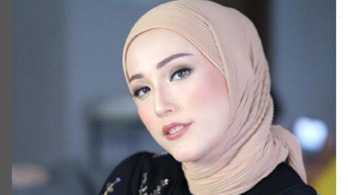 ISTRI Pasha Ungu, Adelia Wilhelmina, diketahui kini hidupnya tinggal ongkang-ongkang kaki di is- tana megah seluas 6.000 meter persegi. Na- mun, Adelia justru banting tulang jualan baju demi sesuap nasi.