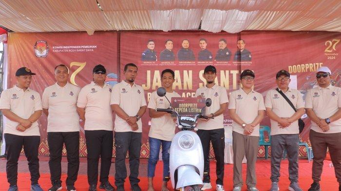 Plt Sekda Abdya, Liza Marfandi, S.STP MM didampingi Ketua KIP Abdya, Iswandi SH MH beserta unsur Forkopimda berfoto bersama dengan penerima hadiah utama satu unit sepeda listrik pada acara jalan santai Pilkada 2024, Minggu (20/10/2024)